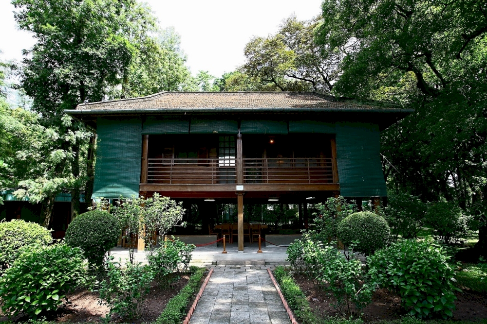 Ho Chi Minh’s Stilt House, the living and working space of the former president, is a popular historic site in Hanoi for both Vietnamese and foreign travelers (Sources: Internet)